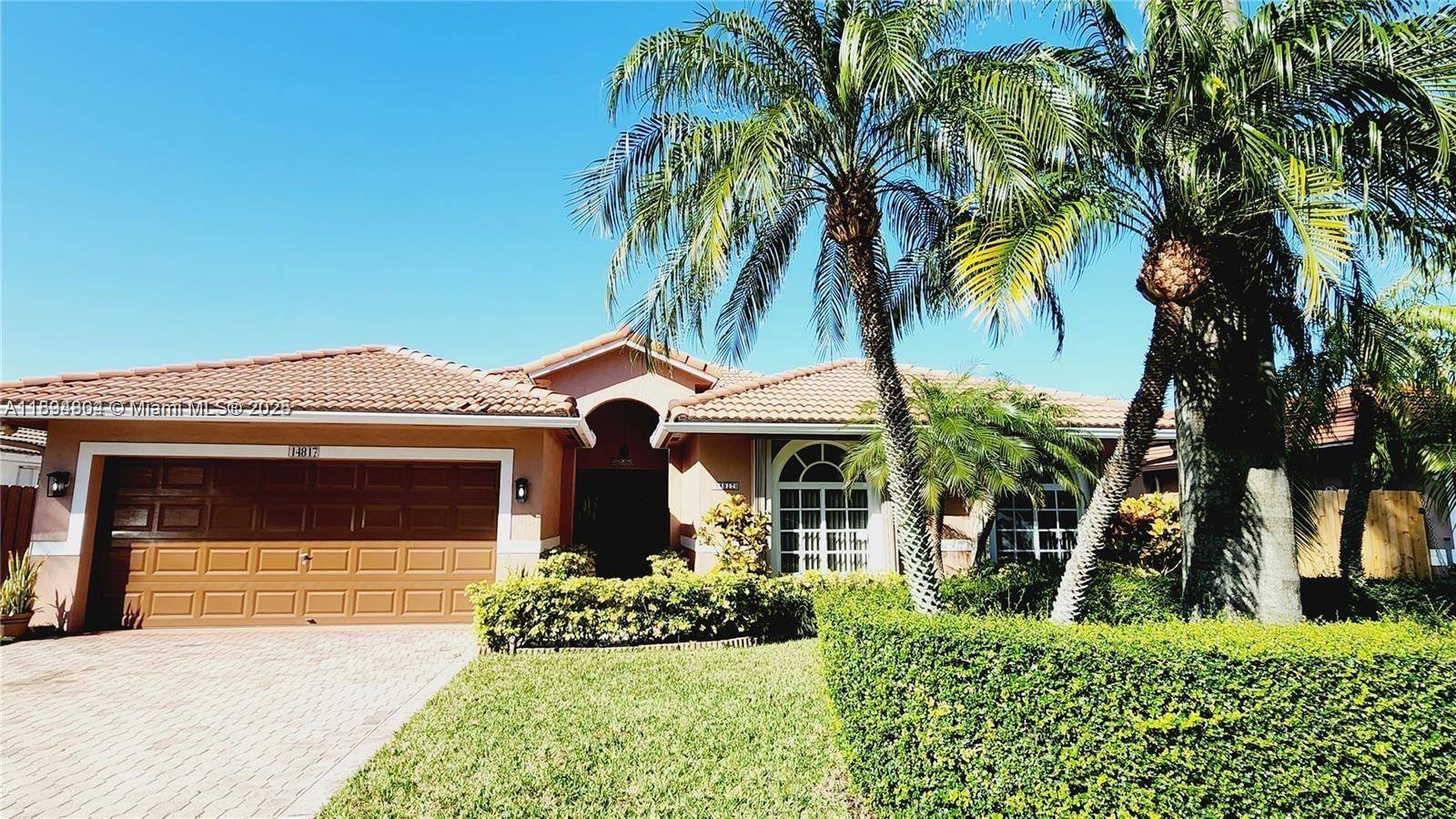 Pool house with nice back yard, perfect for relax and entertainment.