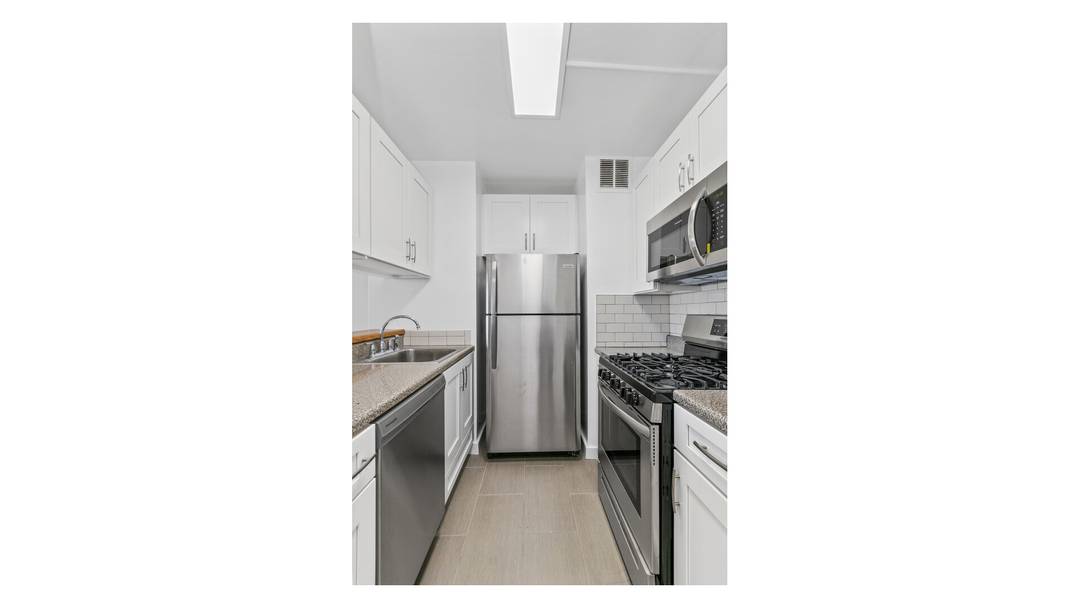 Come see this very sunny Junior 1 with absolutely fabulous, open views of the East River.