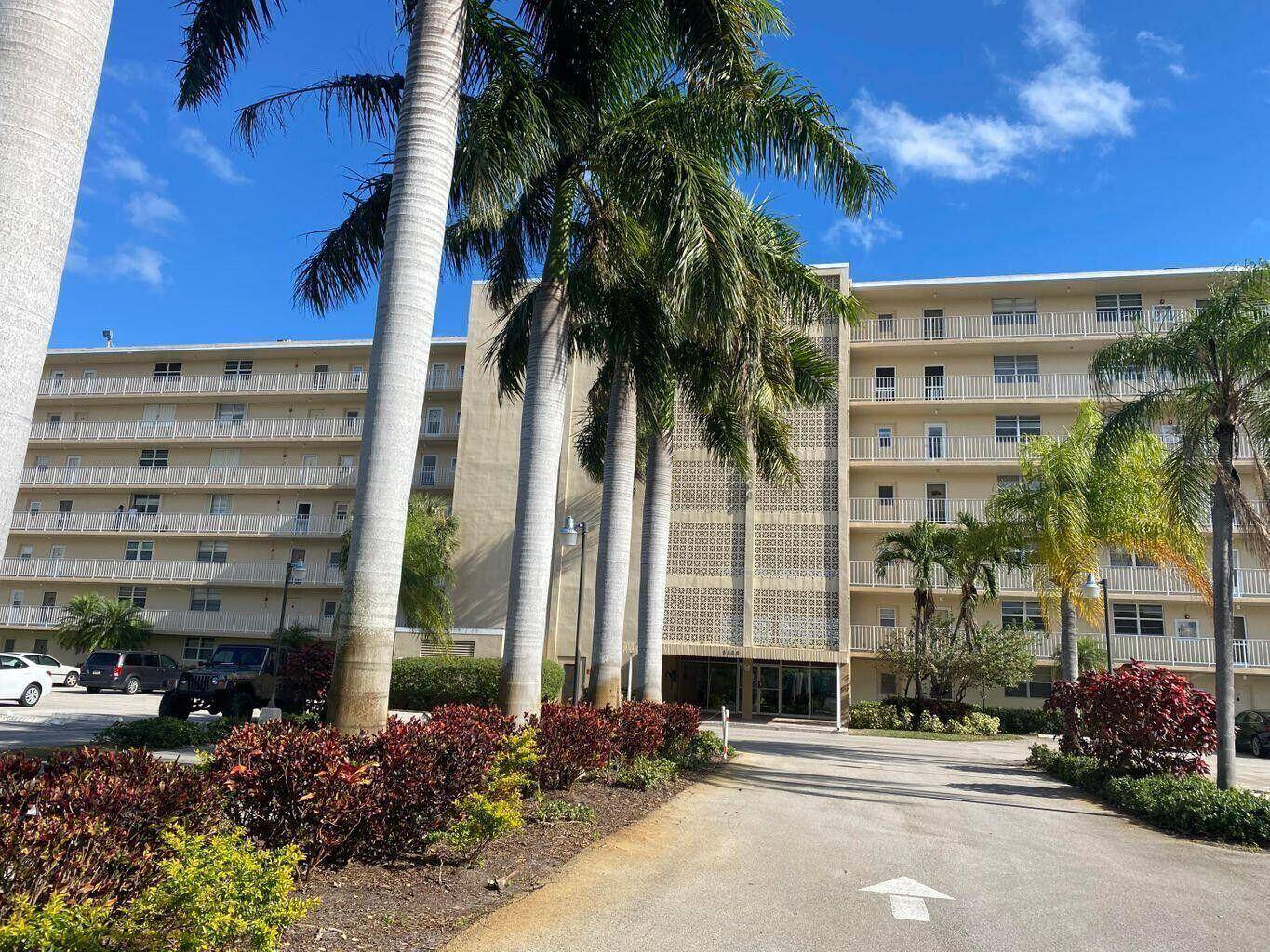 Nicely updated 2 2 end unit in East Boca, only 1.