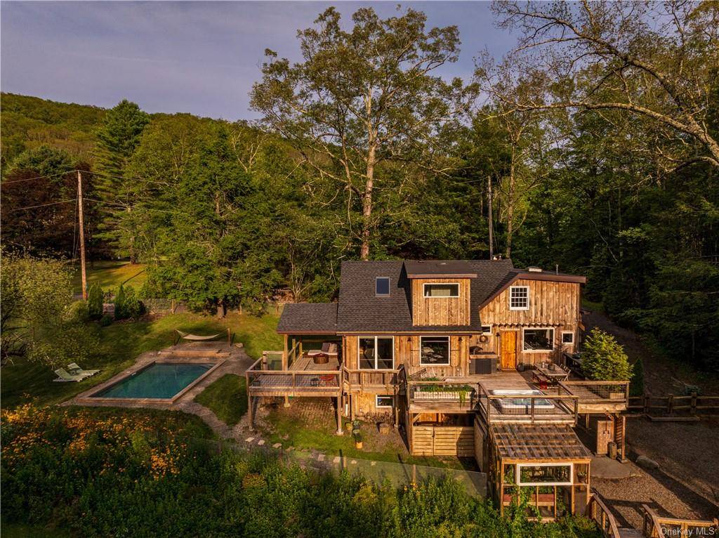 Modern style with a cozy vibe This newly overhauled Modern Cabin retreat features a long list of everyone's must have amenities, all in a secluded and highly sought after area ...