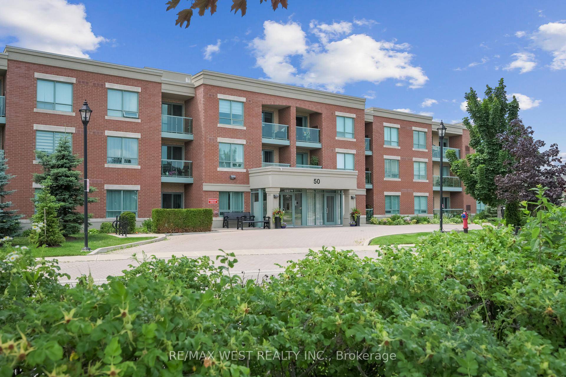 Charming One Bedroom Condo in Fabulous Gated Rosedale Village This freshly painted, open concept unit offers a modern kitchen with a breakfast bar, granite countertops, stylish backsplash, and stainless steel ...
