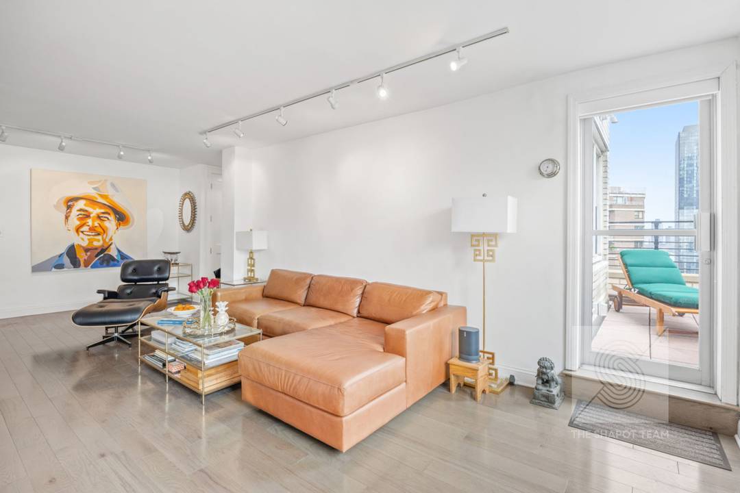 AN EMPIRE STATE OF MIND IN MURRAY HILL Sophisticated and upscale, Apartment 19B is a gracious residence that offers the perfect opportunity to enjoy your own slice of The Big ...