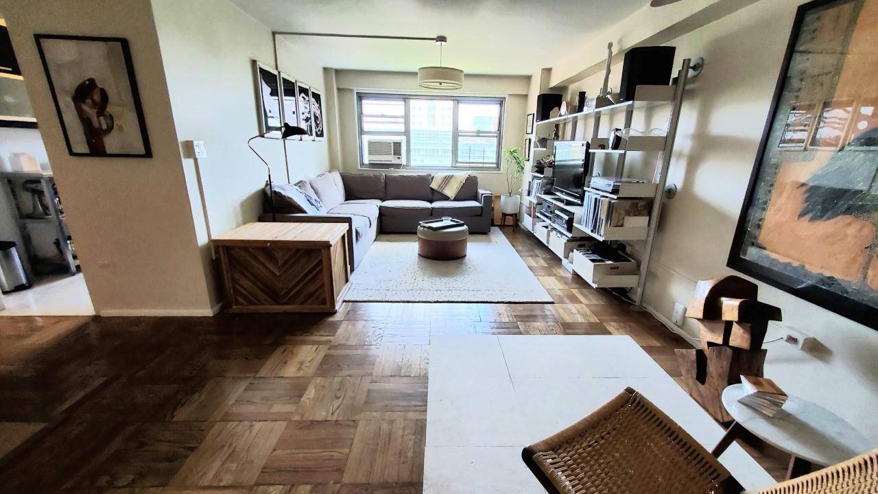 Open house visits conveniently scheduled by appointmentLocated in a friendly co op within a vibrant Brooklyn neighborhood, this is a rare opportunity to live on a high floor in the ...