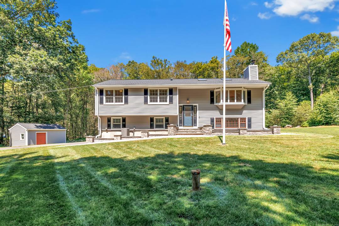 Located in the charming and picturesque town of Oxford, this exquisite 3 br 2.