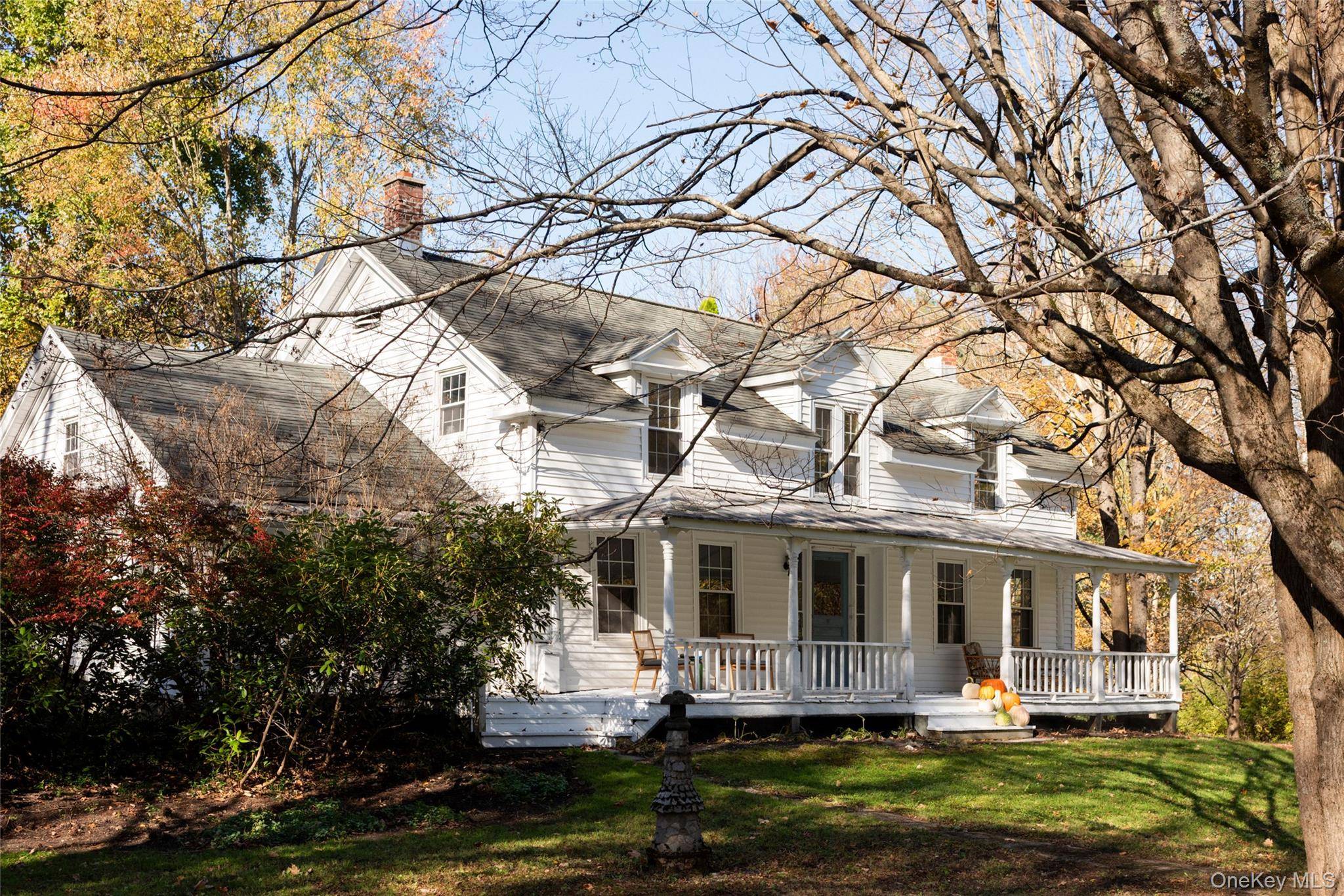 Whitings Pond Farmhouse is a c.