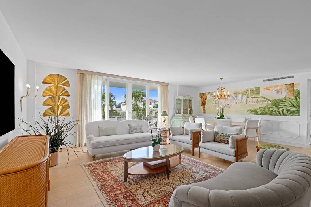 Rarely available 2 bed 2bath residence at Winthrop House, one of Palm Beach's most desirable full service buildings.