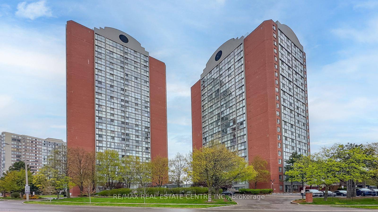 Completely Renovated ! Just Move In And Enjoy Bright amp ; Large 1000 Square Foot, Open Concept, Ground Floor Condo !