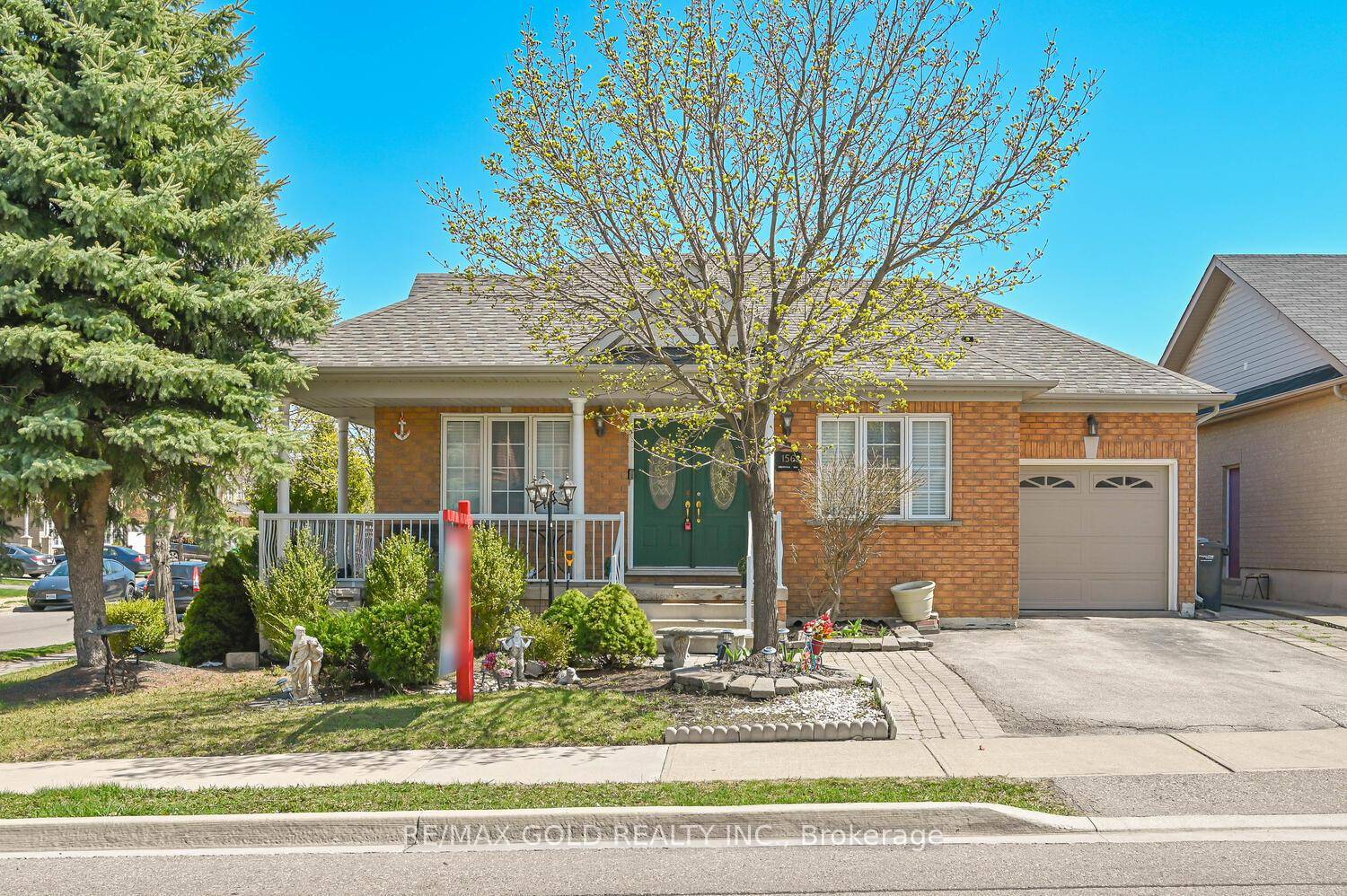 Welcome To This Stunning Bungalow In The Desirable Springdale Neighbourhood.