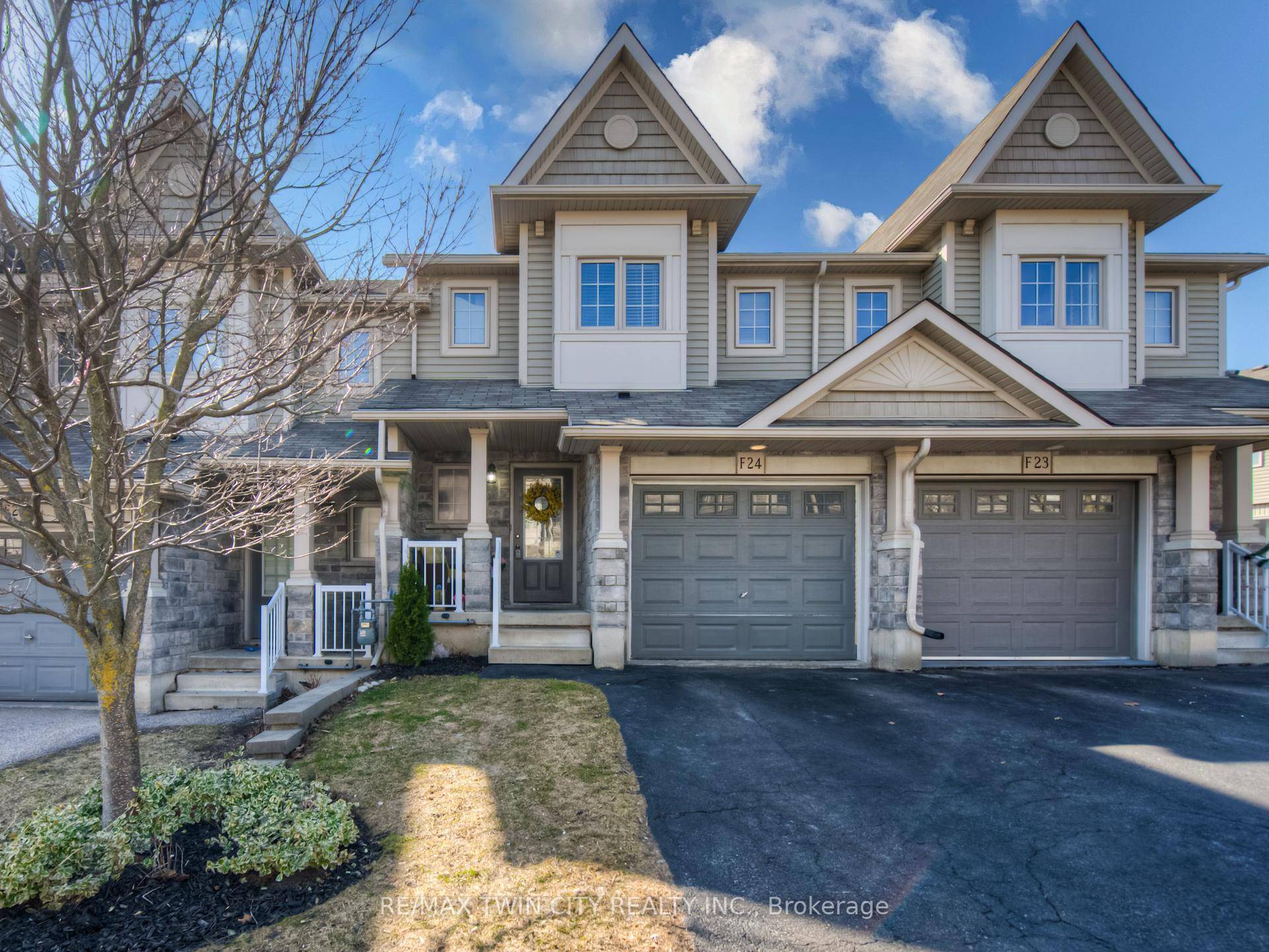Welcome to 7 Upper Mercer, F24 a stunning townhouse offering over 2, 000 sq.
