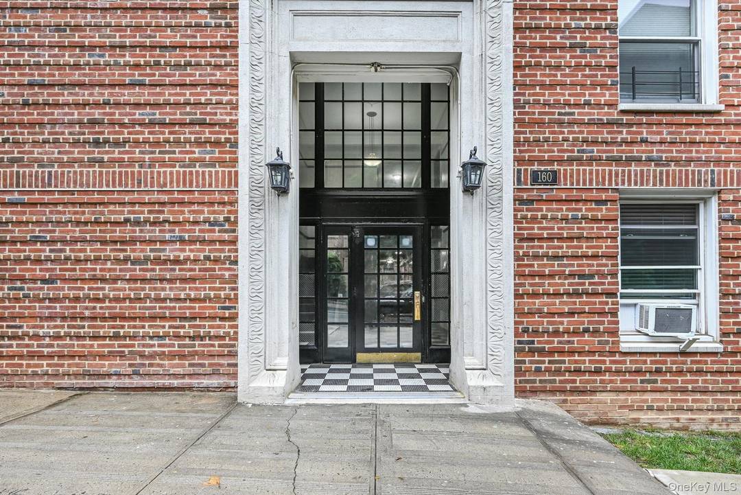 Bright Corner 2 Bedroom Co op at Bay Ridge Welcome home to this beautifully bright corner 2 bedroom, 1 bath apartment on the 5th floor of a well maintained elevator ...