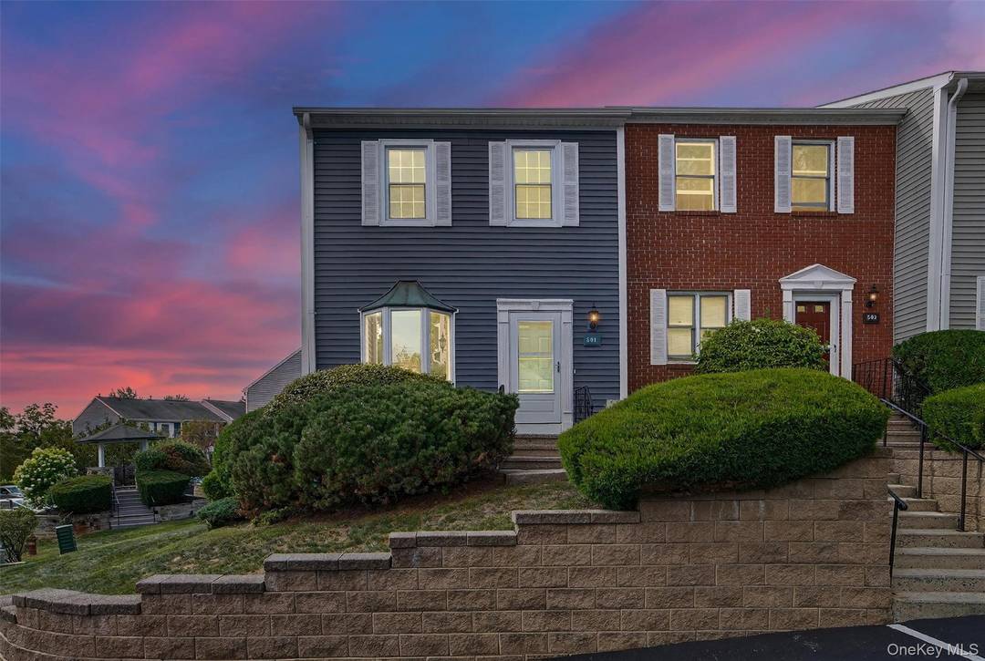 Welcome to this beautifully maintained and move in ready townhouse style condo !