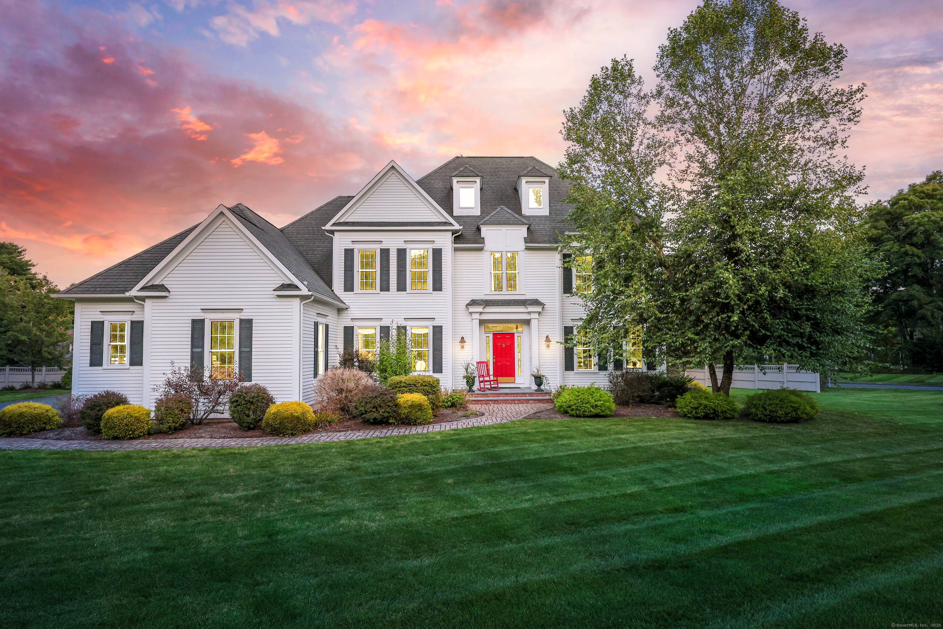Beautifully maintained colonial on prime cul de sac in Avon.