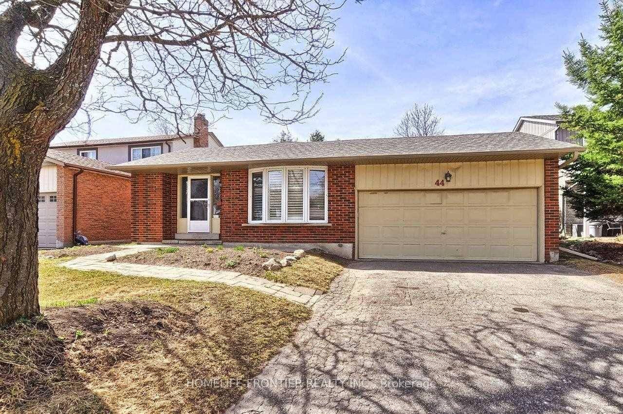 Spacious amp ; Bright 3 Bdrm Detached 4 Level Backsplit on Quiet Street in Desirable, Mature Neighbourhood !