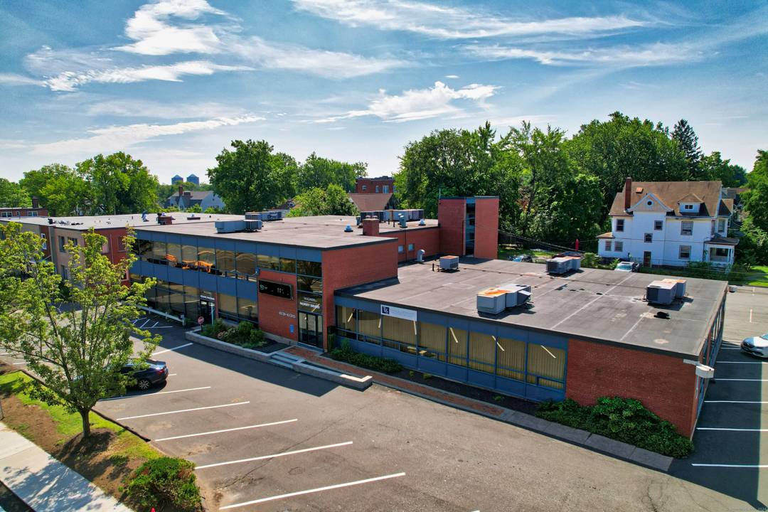 Attention investors ! This turnkey commercial office building presents an excellent opportunity for those looking to expand their portfolio with stabilized rental income.