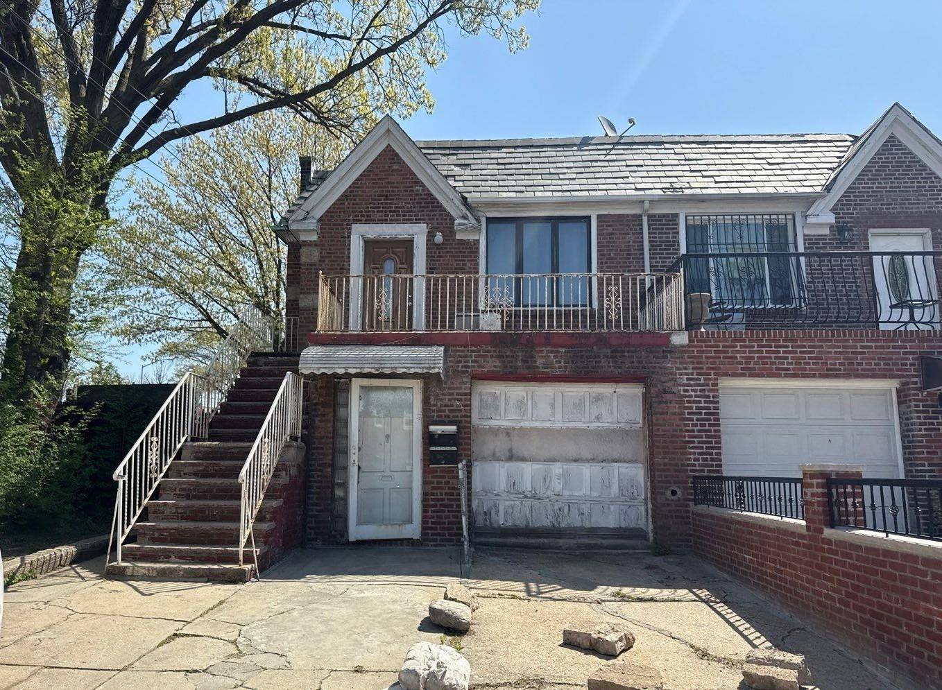 Multi Family Home. This Home Features 4 Bedrooms, 2 Full Baths, amp ; 1 Car Garage.