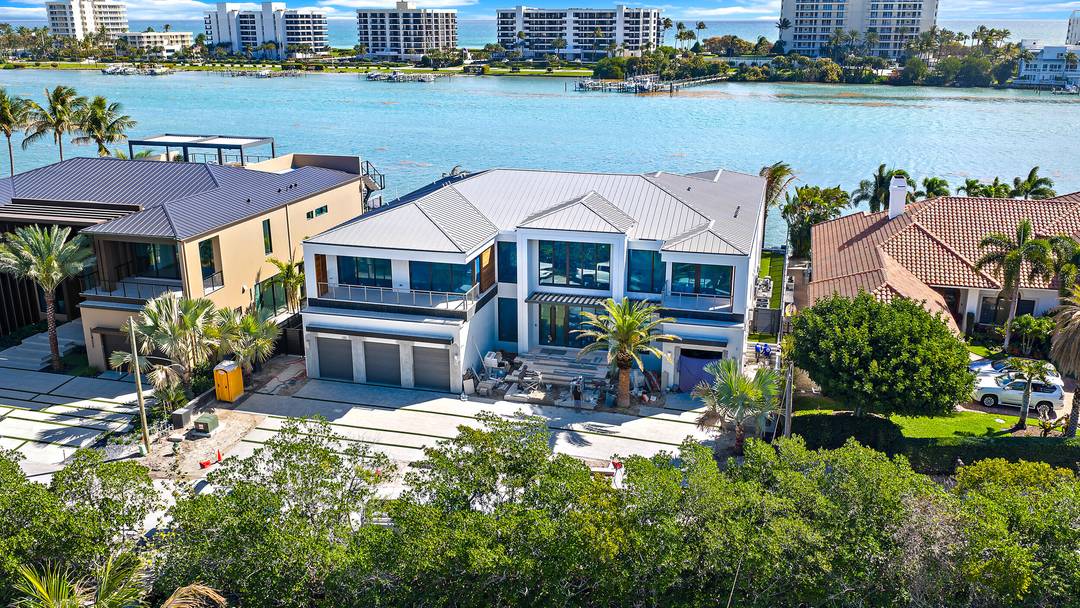 Built by award winning High Tide Waterfront Properties on Jupiter's iconic Bahamian blue Intracoastal, this brand new residence delivers a true sense of arrival with standout design and thoughtful execution ...