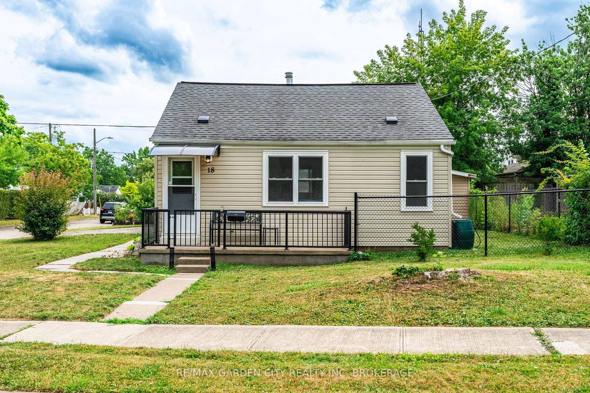 Welcome to 18 Glen Avenue An Ideal Opportunity for First Time Buyers or Investors !