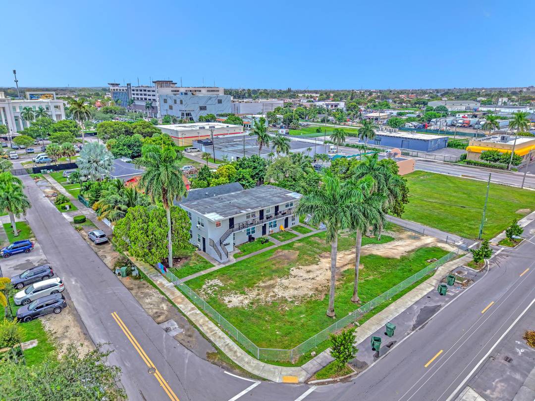 Horvath Tremblay is pleased to present the exclusive sale of a 6 unit multifamily at 186 NW 1st St, Homestead.