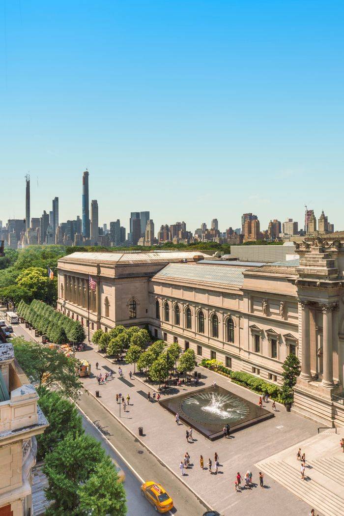 This sprawling and sun filled mint condition 9 room pre war apartment enjoys dramatic views of the city skyline and vistas of Central Park.