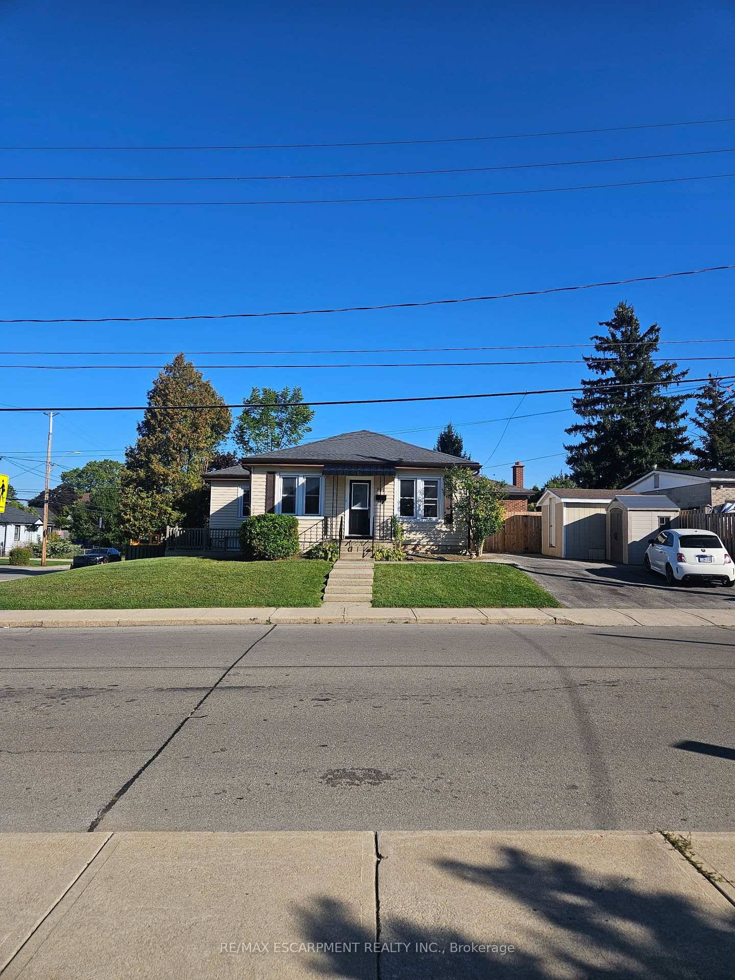 Desirable Rosedale area Hamilton East, steps away from King's Forest Golf club and Rosedale arena, just off Redhill cut off at King St, come see this bright 1 floor plan ...