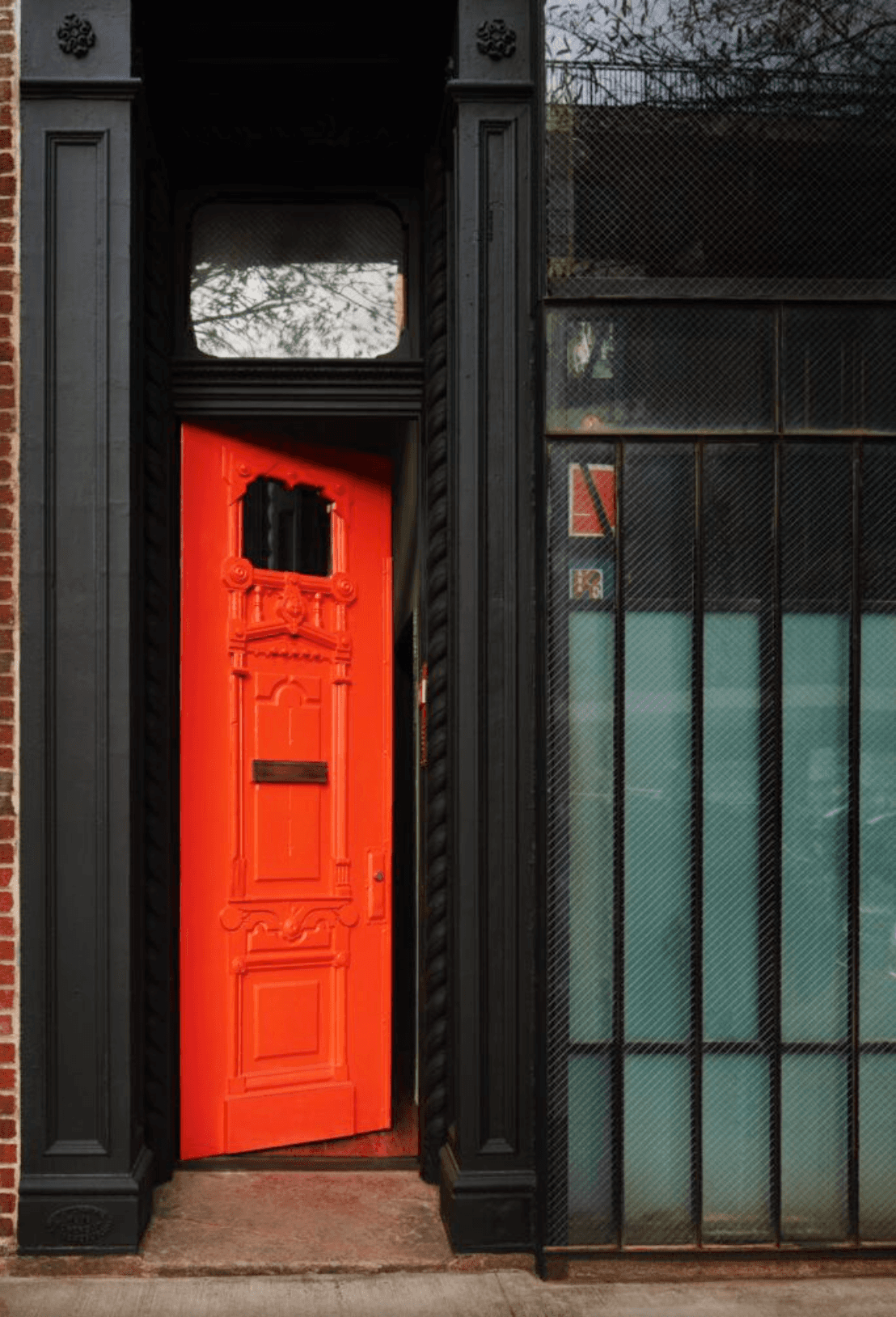 457 Grand is a street level former storefront and artist s loft located in an 1870s brick building that is equipped with skylights and access to an outdoor garden.