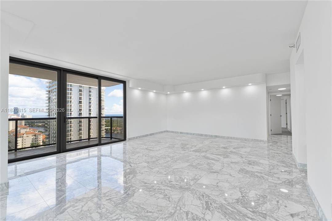 Beautiful 2 bed, 2 bath 1, 825 sq ft corner residence in the prestigious Turnberry South Tower.