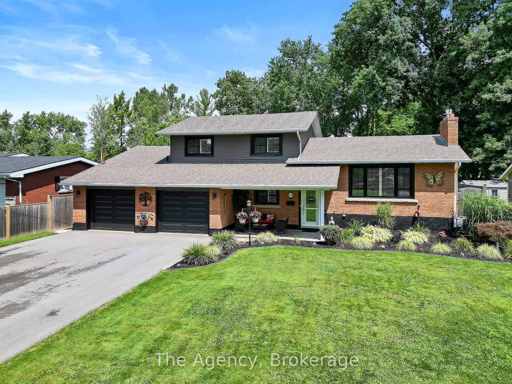 Welcome to 46 Summerlea Avenue, Welland Right on the Edge of FonthillThis meticulously maintained and beautifully updated home offers 1, 800 sq ft of open concept living in one of ...