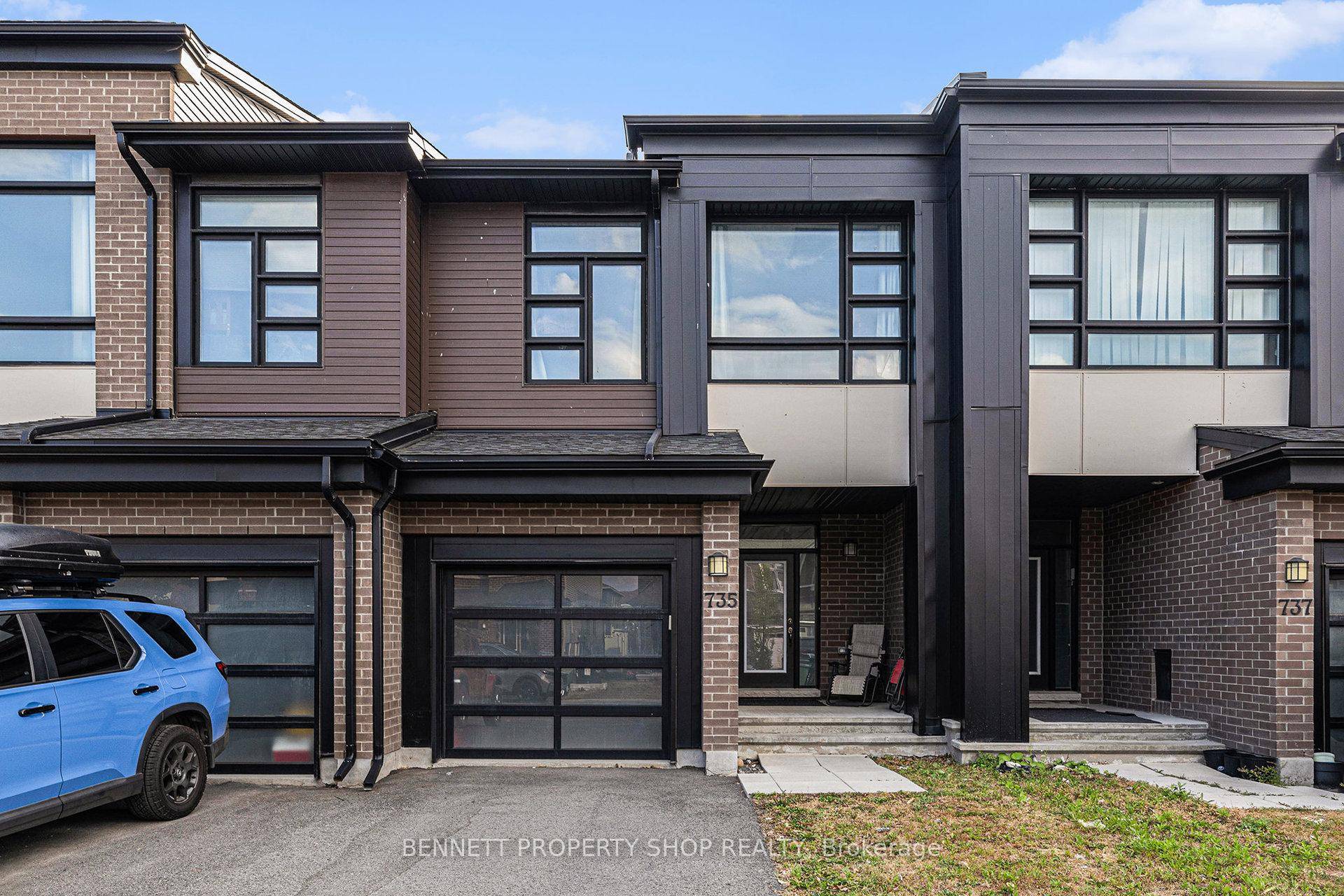 Discover modern style and practicality in one of the West End's best neighborhoods !