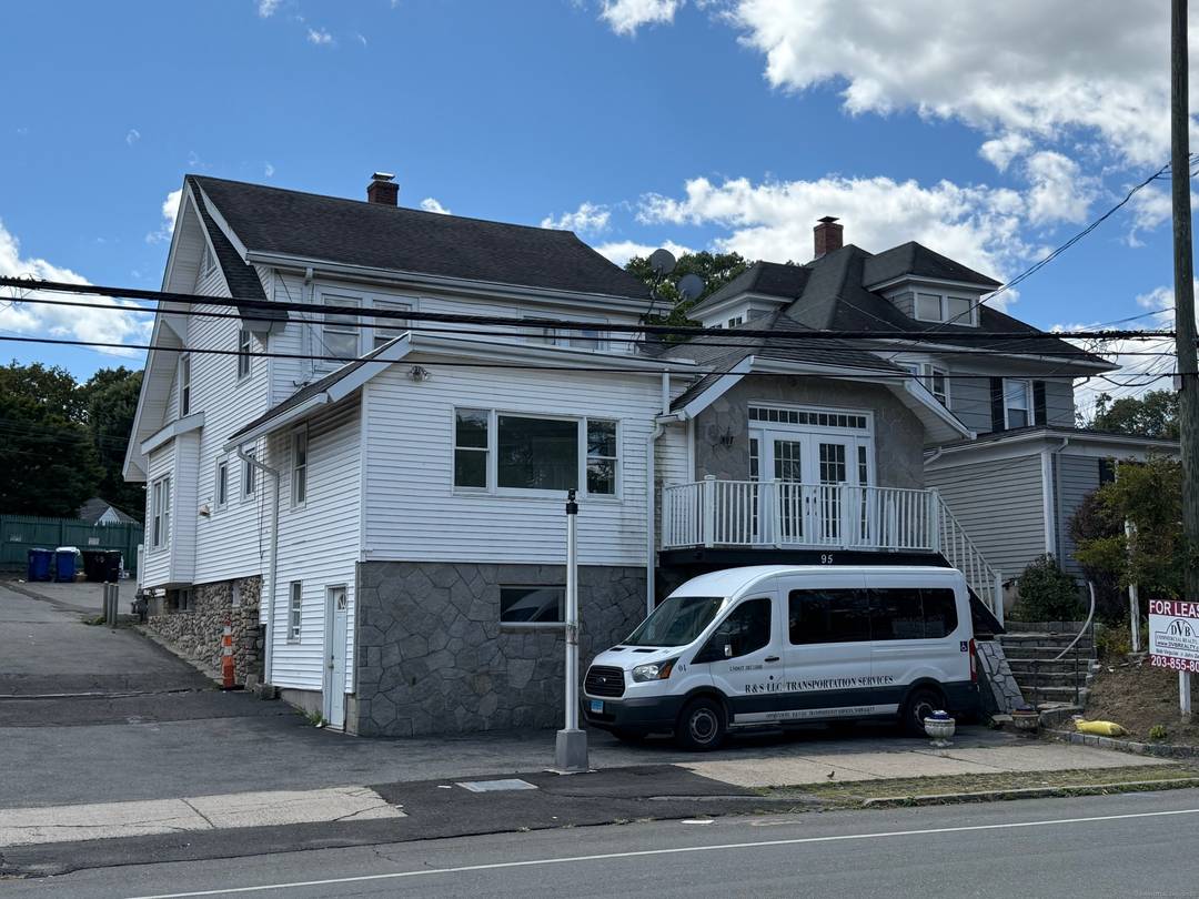 Located in the sought after Silvermine neighborhood, this beautiful 4 bedroom apartment offers comfort and convenience.