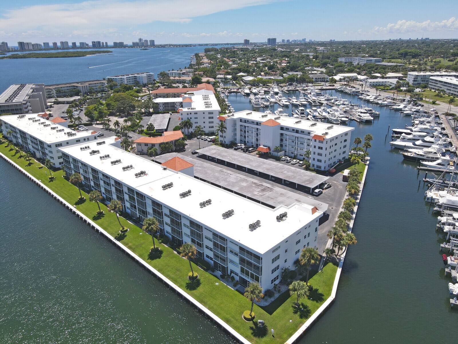 Spacious and functional fourth floor unit condo with a stunning waterfront view of the Intracoastal Waterway.