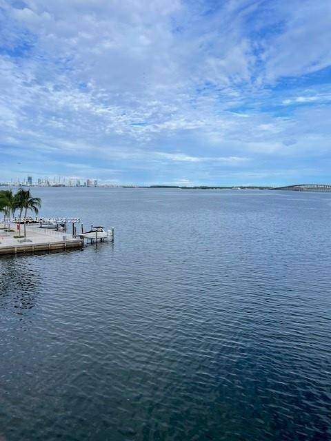 GREAT LOCATION BRICKELL AVENUE, BOUTIQUE BUILDING, GATED COMMUNITY, 24 HRS SECURITY, THIS UNIT FEATURES BEAUTIFUL VIEW OF BISCAYNE BAY, OPEN BALCONY 2 2 REMODELED BATH AND KITCHEN, TILE AMENITIES INCLUDES ...