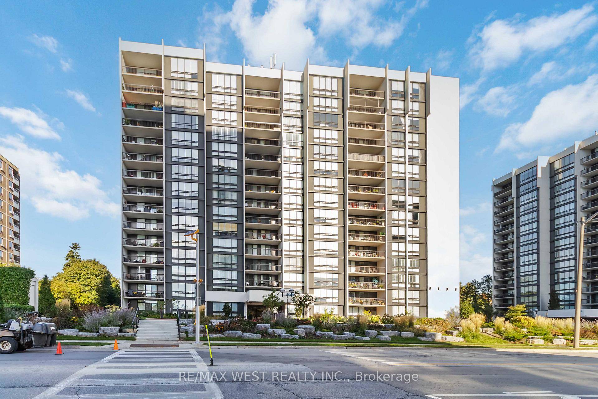 Exquisitely redesigned 2 Bed Den corner unit in the prestigious Ennisclare on the Lake !