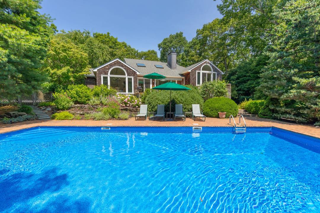 East Hampton Home Close to Bay and Ocean Beaches!