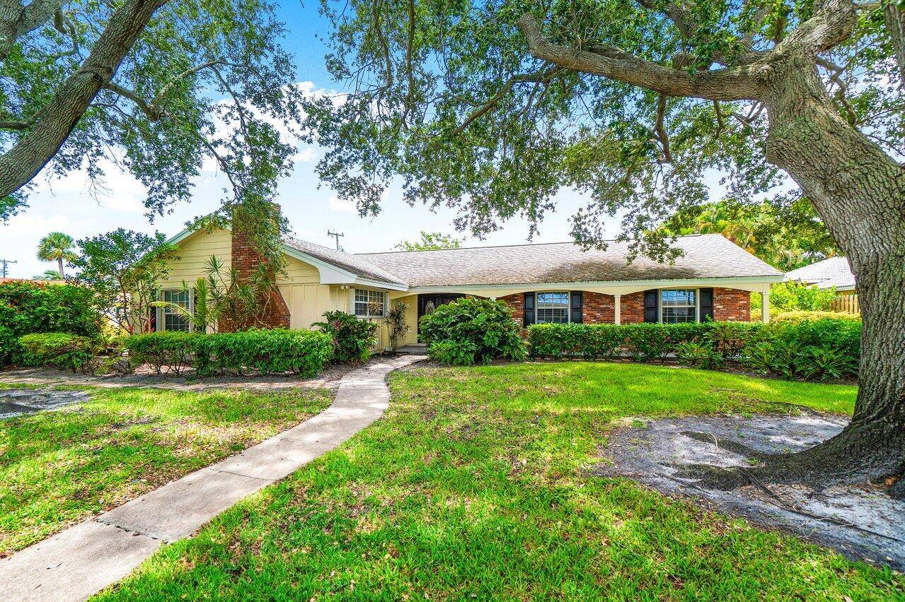 Beautiful 3 Bedroom Pool Home for Rent in Tequesta Family Friendly, Prime Location Near Beach Dining.