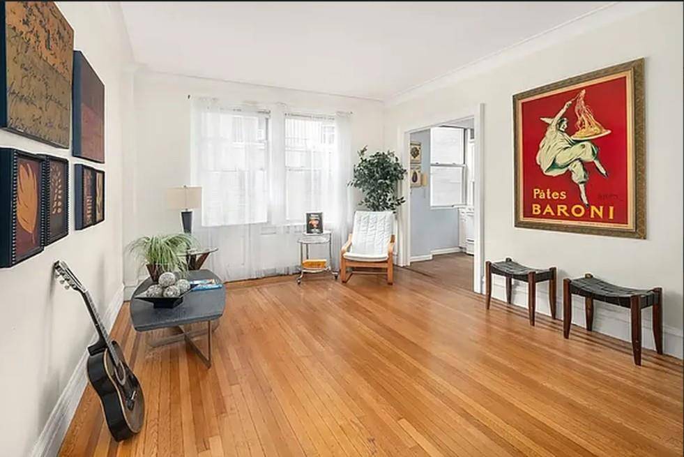 After a hectic day at the office, coming home to Residence 8DE at 136 E 36th Street feels like stepping into your own private cloud.