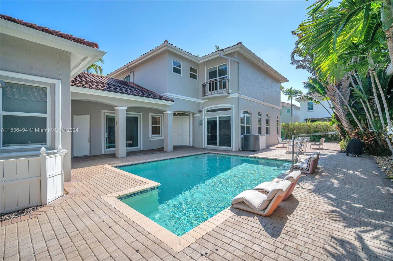 Welcome to a distinguished property offering unparalleled comfort, style, and convenience in the heart of Harbor Islands.