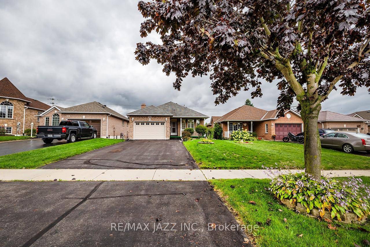 OPEN HOUSE Saturday Oct 25 from 11am until 1pm Welcome to this spacious and beautifully updated home that truly has it all !