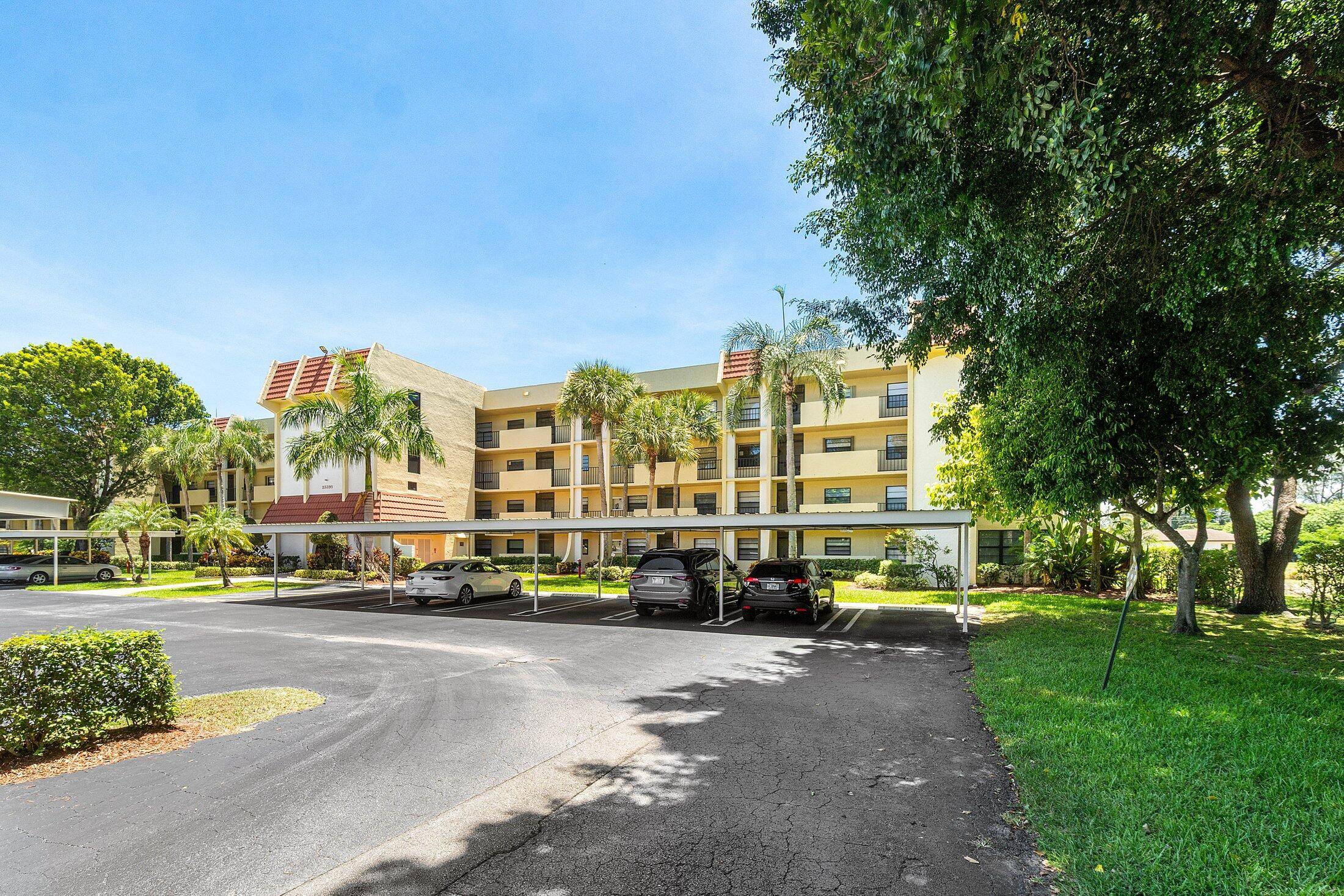 Beautiful all ages condo in the desirable Pines at Boca Barwood featuring vinyl flooring throughout.