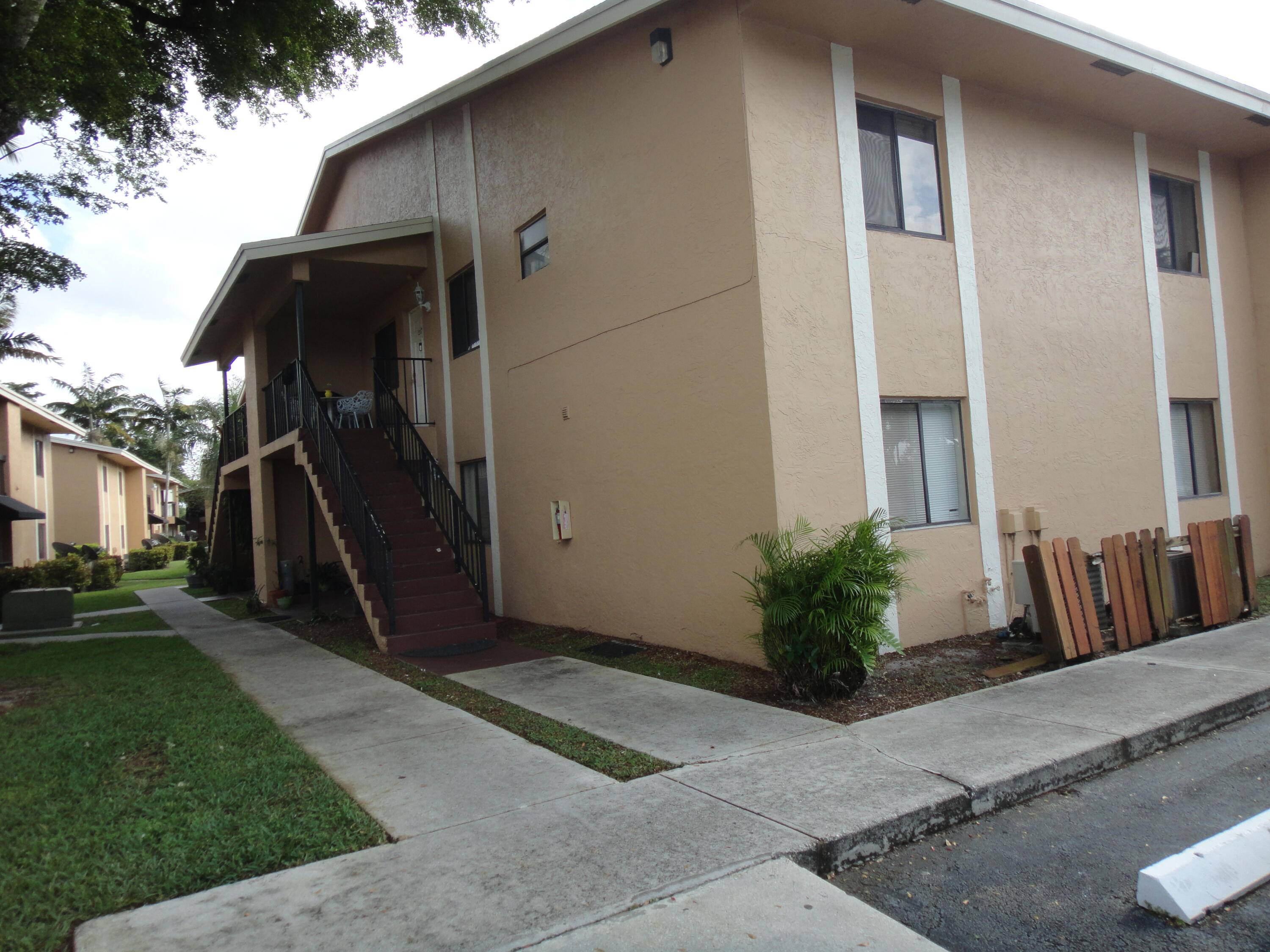 3 BEDROOMS, 2 BATHS CONDO, GRANITE COUNTERPOINTS, TILED FLOORS, COMMUNITY POOL, TENNIS, WASHER AND DRYER, PETS ALLOWED, HOA FEE INCLUDES BUILDING INSURANCE, ROOF MAINTENANCE, POOL, COMMON AREAS, LAWN TREES MAINTENANCE, ...