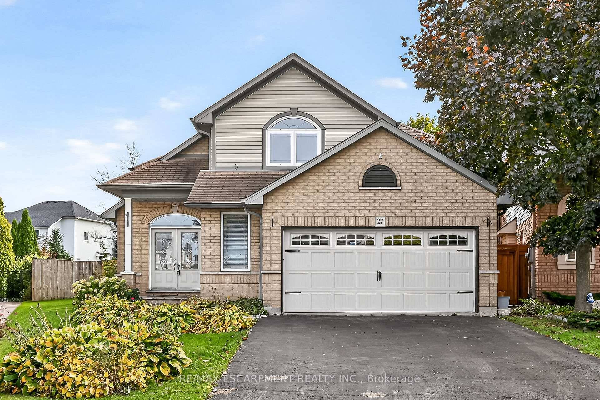 Situated on a spectacular pie shaped lot in a sought after Ancaster neighbourhood, this stunning home is nestled in a quiet court like setting.