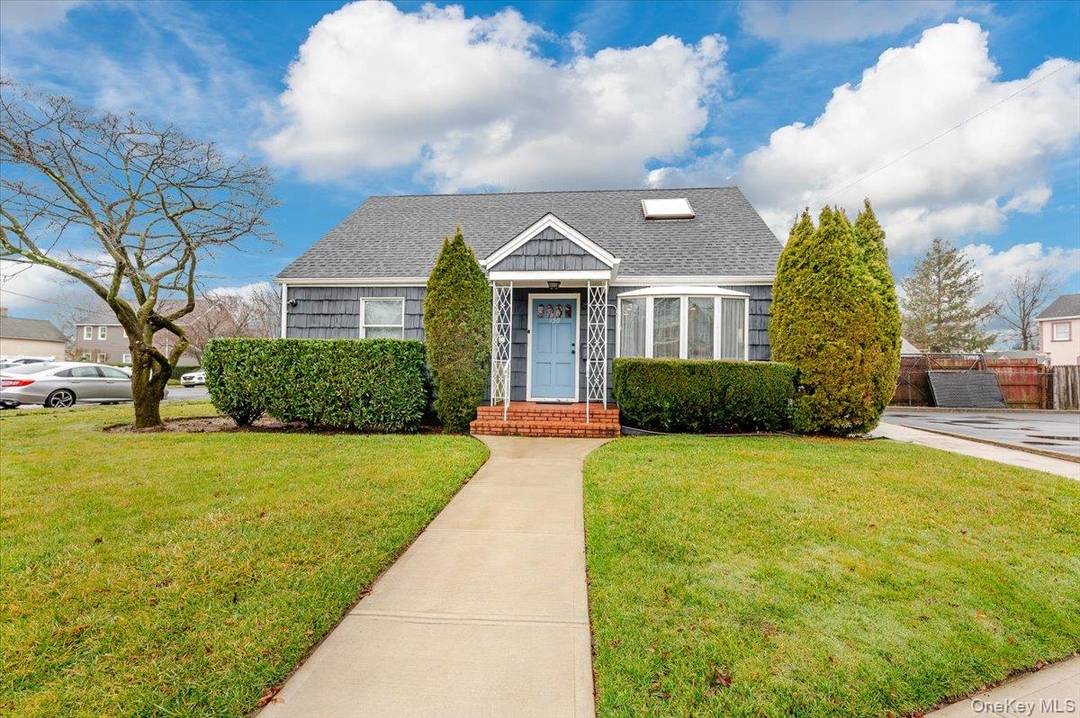 4 Bed 2. 5 Bath cape with a full basement whole house rental in Hicksville SD