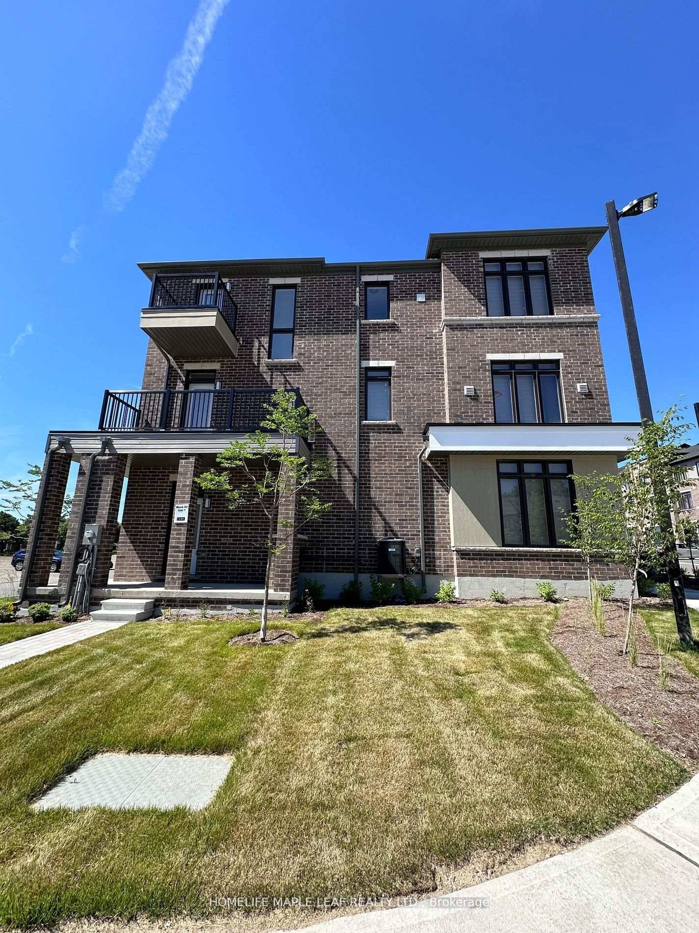 ALMOST NEW in Executive Townhouse Expertly Crafted by Cachet Homes, with an Open Concept amp ; Modern Design !