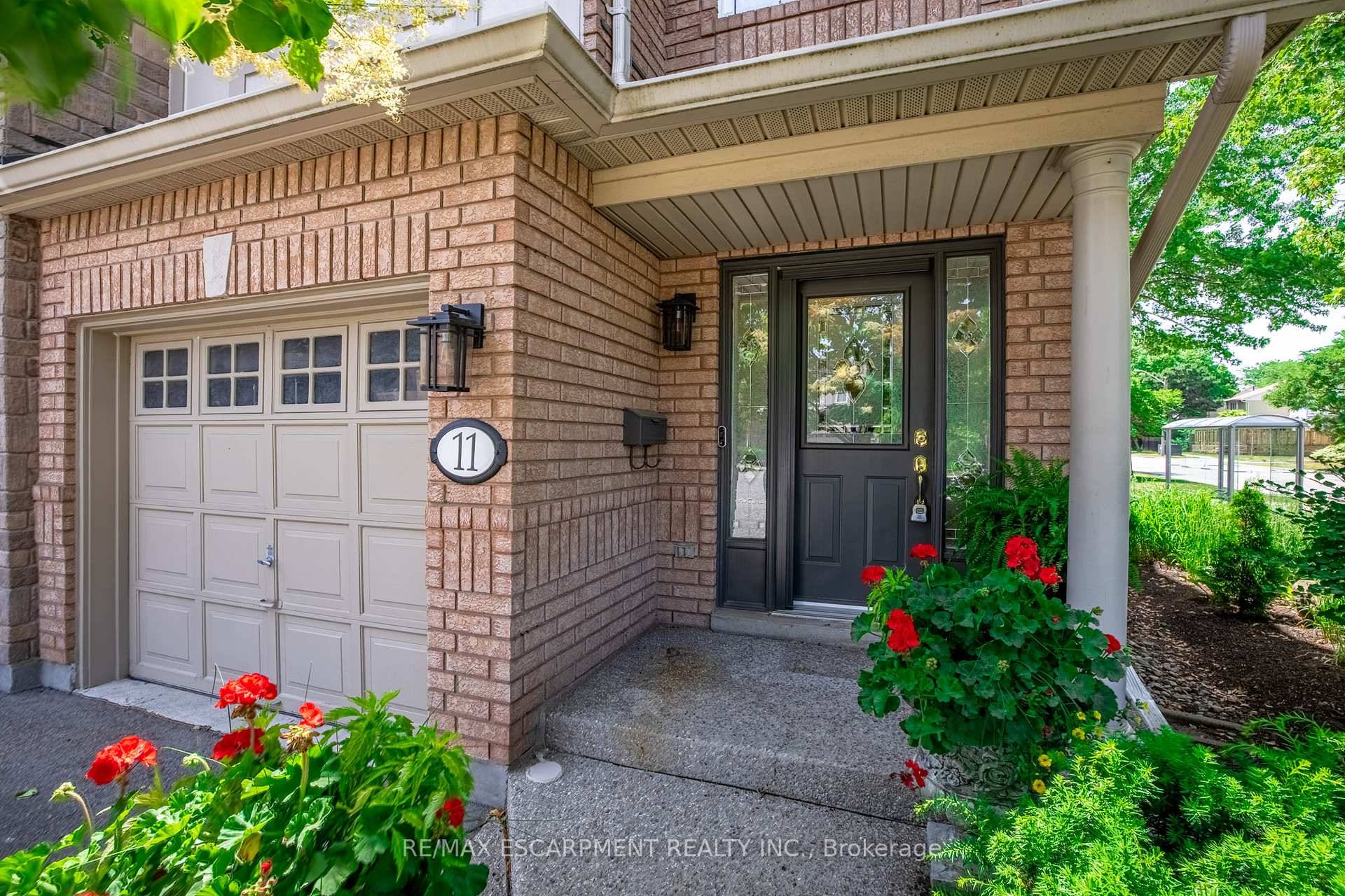 Welcome home to the exclusive enclave of executive Oakville townhomes at 1050 Grand Blvd !