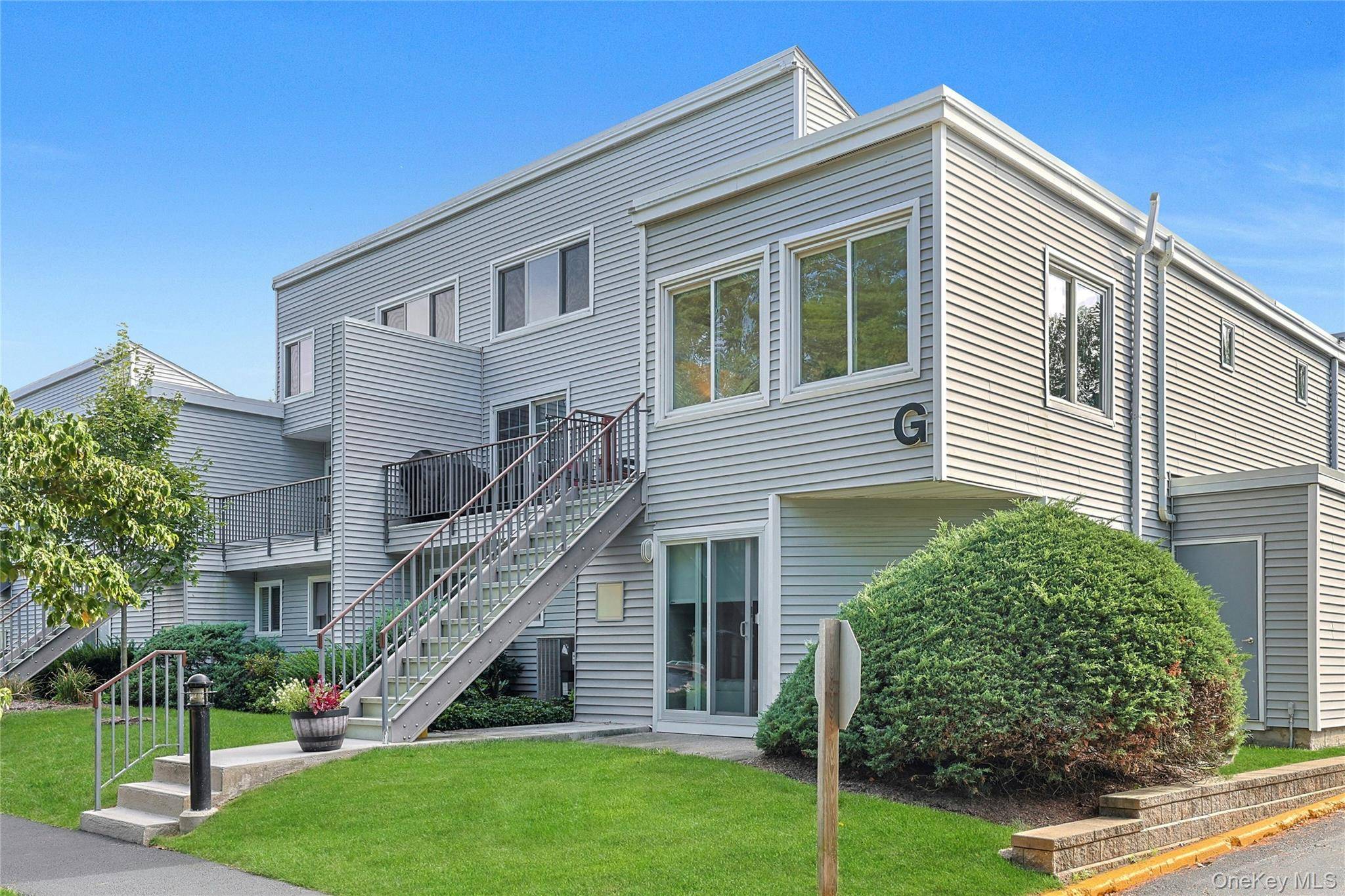 Natural light filled corner, upper level 2 Bed, 2 Bath, Bedford Mews condo.
