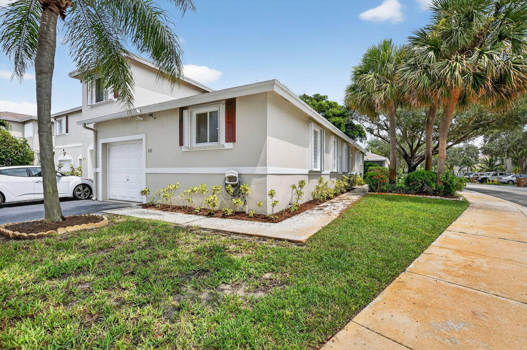 WOW ! ! Updated 2 Bed 2 Bath Corner Villa w 1 Car Garage !