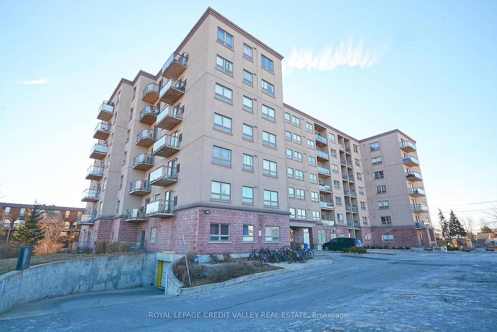 Located in a central location, this freshly painted, spacious unit good for downsizing or first time buyer.