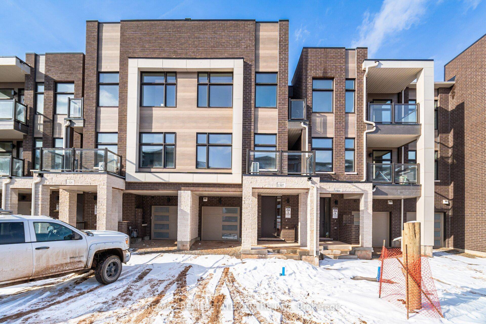 Welcome to one of Oakville's most sought after communities !