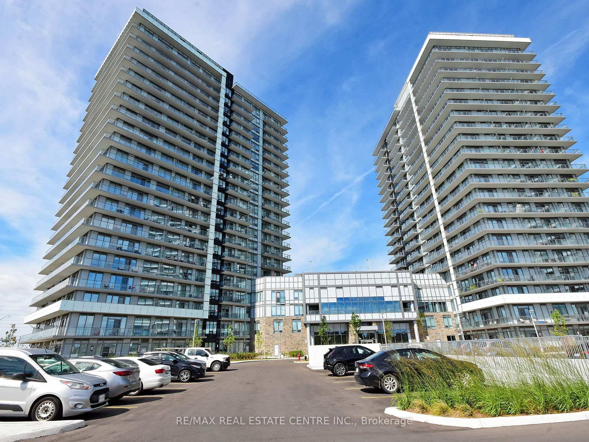 Discover modern condo living in the heart of Central Erin Mills with this stylish 1 1 bedroom, 2 bathroom residence.