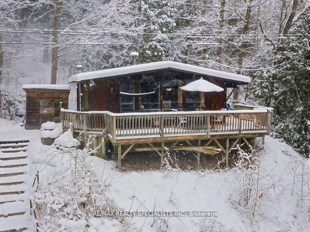 Welcome to 11 Talsi Rd ! As seen in the CBC Gem series Something Undone, this fully furnished 3 bedroom, 1 bathroom Viceroy Cedar Cottage offers the ultimate riverfront retreat ...