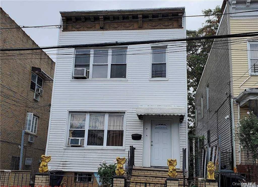 Great Two Dwelling Detached house with 6 Bedrooms, 3 bathrooms, close to Northern Blvd, business, shopping, bus transportation, schools and all.